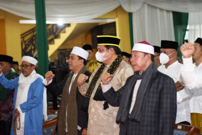 Menteri Koordinator Bidang Perekonomian yang juga Ketua Umum DPP Partai Golkar Airlangga Hartarto, saat menghadiri Haul Sesepuh dan Warga Pondok Buntet Pesantren, pada Sabtu (6/8/2022) malam. (Foto: dokumentasi Airlangga Hartarto)