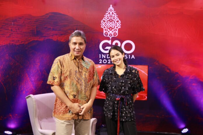 Direktur Jenderal Kebudayaan Kemendikbudristek selaku Koordinator Pertemuan Tingkat Menteri Kebudayaan G20, Hilmar Farid bersama Tim Juru Bicara G20, Maudy Ayunda dalam diskusi virtual bertema 