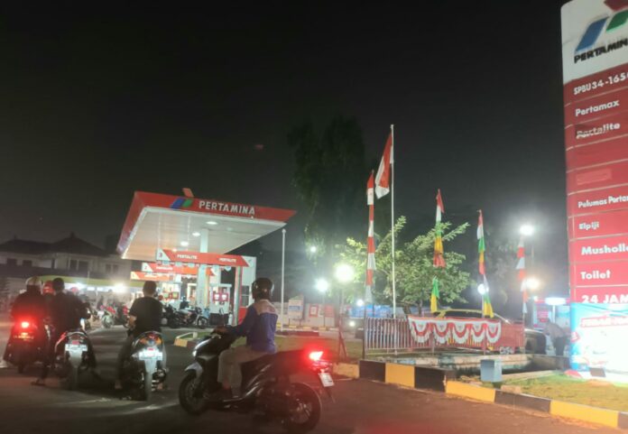 Antrian pengguna sepeda motor di salah satu SPBU. Menteri Koordinator Bidang Perekonomian Airlangga Hartarto menekankan penambahan anggaran Bantuan Sosial (Bansos) sebesar Rp18 triliun sebagai konsekwensi dari rencana menaikkan harga BBM Subsidi harus jelas sumber pendanaan dan programnya. (Foto: balipuspanews.com)