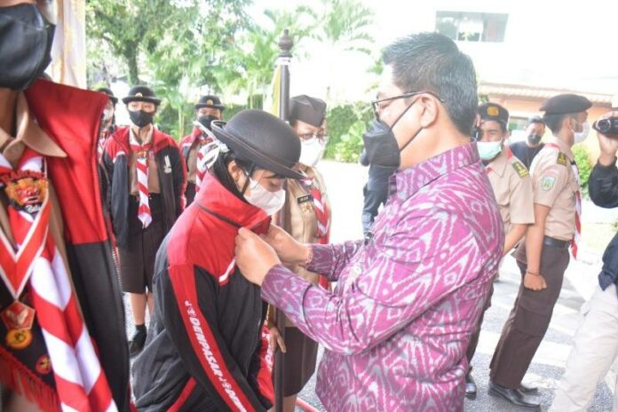 Wakil Wali Kota Denpasar, Kadek Agus Arya Wibawa saat melepas Kontingen Kwarcab Pramuka Kota Denpasar yang akan mengikuti Jambore Nasional Pramuka ke- 11 tahun 2022, bertempat di halaman kantor wali kota Denpasar, Jumat (5/7/2022)