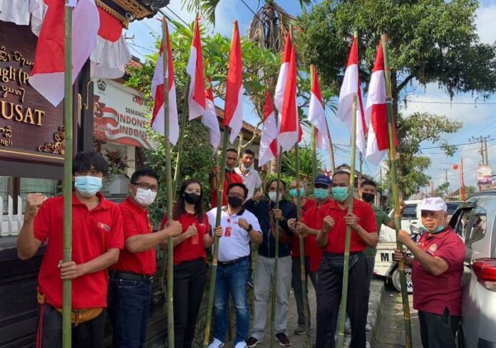 ASN di lingkungan Pemkab Bangli menyumbang bendera untuk menyemarakan HUT ke-77 RI