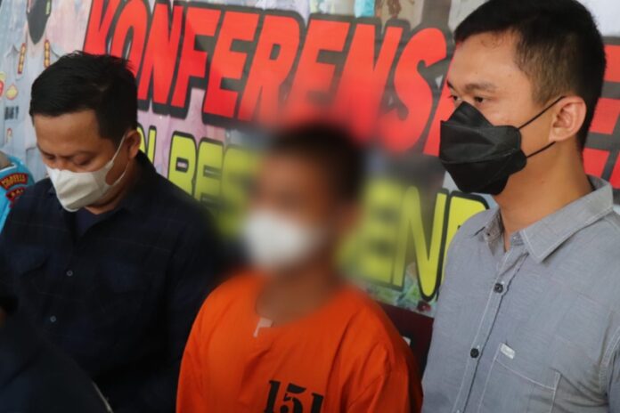Pelaku penusukan yang berhasil diamankan pihak kepolisian
