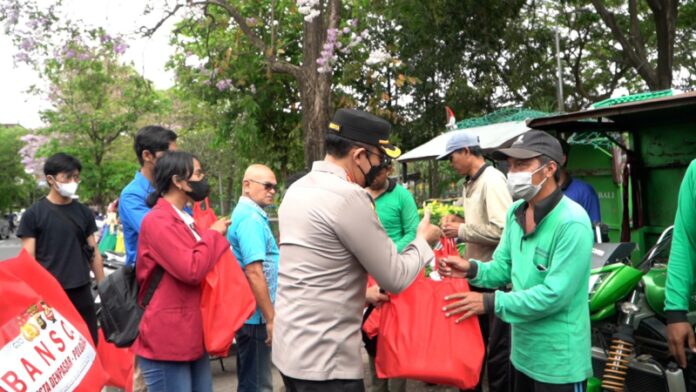 Kapolresta Denpasar Kombespol Bambang Yugo Pamungkas menggandeng mahasiswa dan Serikat Pekerja untuk menyalurkan bantuan sosial berupa sembako ke masyarakat kurang mampu