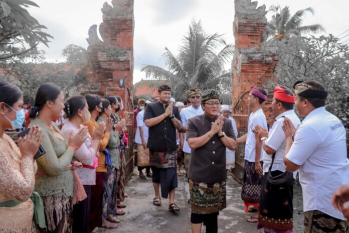 Bupati Giri Prasta saat menyerahkan SK Hibah, NPHD, BAST, Hibah Tanah Milik Pemkab kepada Banjar Dirgahayu serta dana hibah kepada Desa Adat Gerih di Wantilan Desa Adat Gerih, Desa Abiansemal, Minggu (25/9/2022)