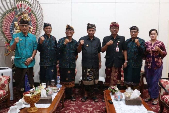 PJ Bupati Buleleng, Ketut Lihadnyana saat menerima audiensi dari pengurus KONI Kabupaten Buleleng