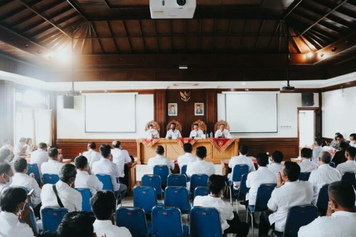 Wabup Badung, I Ketut Suiasa memimpin rapat Konsolidasi Monitoring Vaksinasi Booster, bertempat di Ruang Pertemuan Kantor Camat Kuta Selatan, Rabu (14/9/2022)