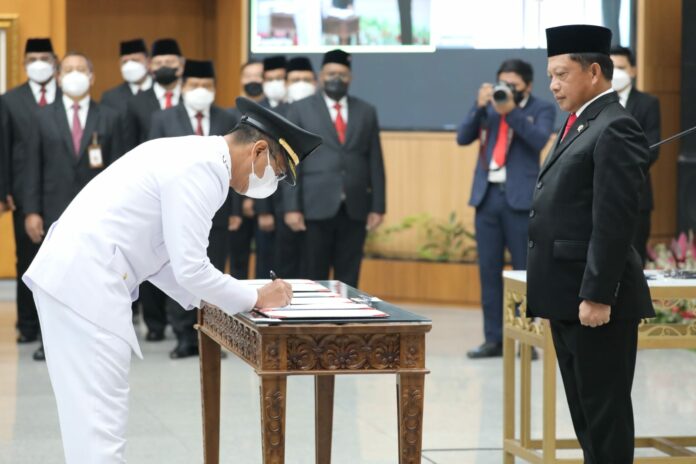 Menteri Dalam Negeri RI, Tito Karnavian resmi melantik Heru Budi Hartono sebagai Penjabat (Pj) Gubernur DKI Jakarta masa bakti hingga Oktober 2023. (dok. Humas)