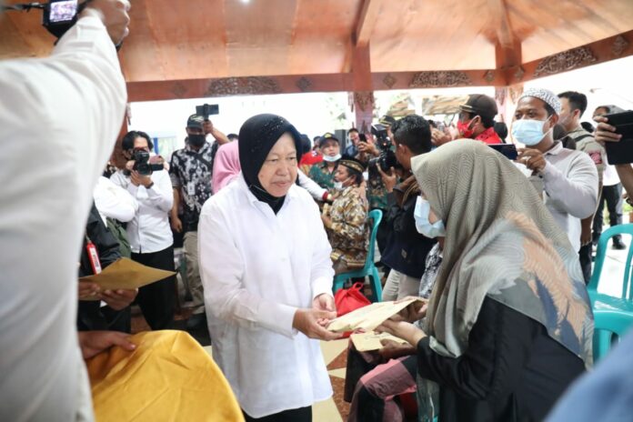 Menteri Sosial Tri Rismaharini dalam satu hari telah tuntas menyalurkan santunan bagi 125 ahli waris tragedi Kanjuruhan di Kota dan Kabupaten Malang. (dok. Humas)