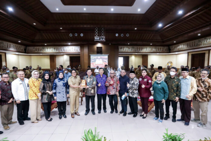 Bupati Badung I Nyoman Giri Prasta didampingi Sekda Wayan Adi Arnawa menerima kunjungan kerja Komite IV DPD RI ke Puspem Badung, Senin (3/10/2022)