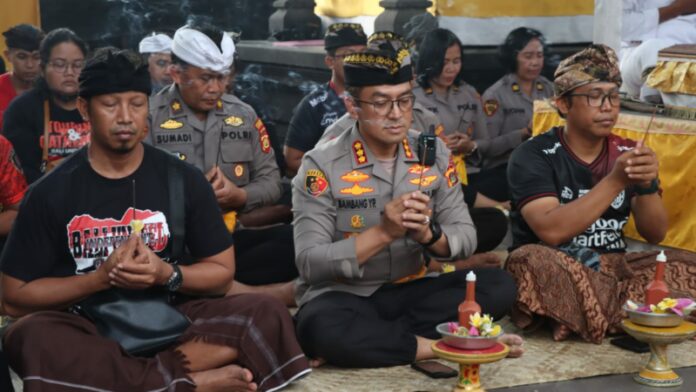 Kapolresta Denpasar Kombespol Bambang Yugo Pamungkas menggelar doa bersama di Pura Linggar Adhi Adhva Dhipa Polresta Denpasar, Senin (3/10/2022)