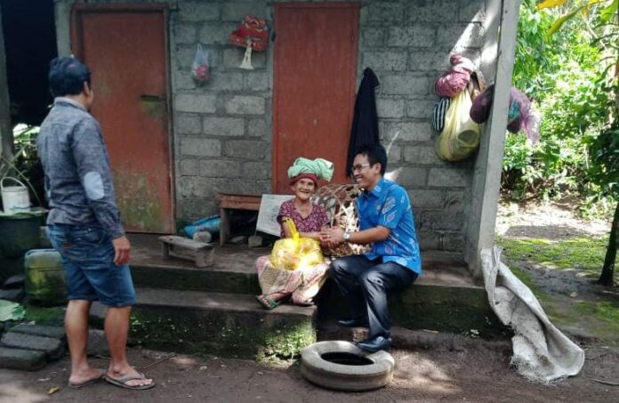 Wakil Ketua DPRD Karangasem I Nengah Sumardi mengunjungi warga kurang mampu seraya menyerahkan bantuan sembako di Desa Macang, Bebandem