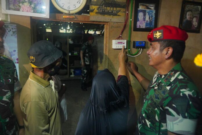 Danjen Kopassus, Mayor Jenderal TNI Iwan Setiawan Set Lampu Tentera Rakyat (Lamtera) dibagikan kepada setiap warga Nusakambangan, Cilacap. (dok. Pen Kopassus)