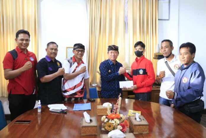 Kadek Angga Pradita saat berpamitan pada Bupati Klungkung, I Nyoman Suwirta untuk mengikuti kejuaraan karate di Turki