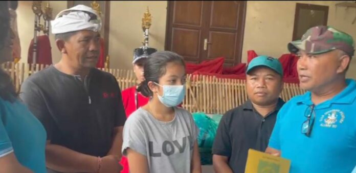 Alumni Slua Saraswati angkatan 90 menyerahkan donasi kepada korban air bah Tukad Ketapang