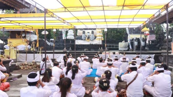 Pemkab Jembrana melaksanakan peringatan rahina Tumpek Wayang dengan melaksanakan upacara Jagat Kerthi/Atma Kerthi yang berlangsung di Pura Niti Praja Pemkab Jembrana, Sabtu (1/10/2022)