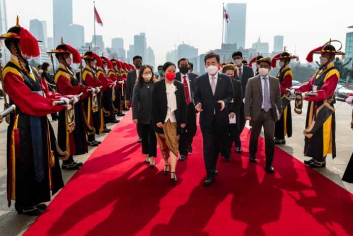 Ketua Majelis Nasional Korea Selatan (Korsel) Kim Jin-pyo bersama Ketua DPR RI Puan Maharani dan delegasi Indonesia disambut upacara kenegaraan di National Assembly of the Republic of Korea (Gedung Kantor DPR Korsel) Seoul, Rabu (9/11/2022). (Foto: DPR RI)