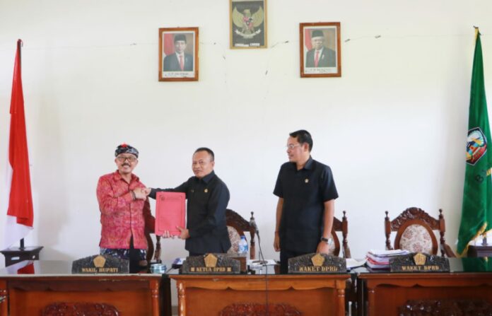 Wabup Wayan Diar menyerahkan Ranperda penyertaan modal kepada Ketua DPRD Bangli I Ketut Suastika (istimewa)