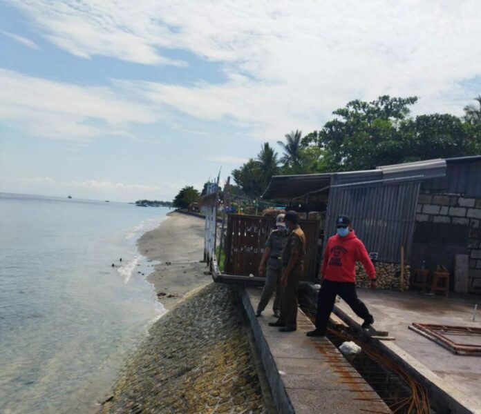 Satpol PP Klungkung saat melakukan sidak ke usaha laundry di Batumulapan, Kecamatan Nusa Penida, Kabupaten Klungkung yang diketahui buang limbah ke laut