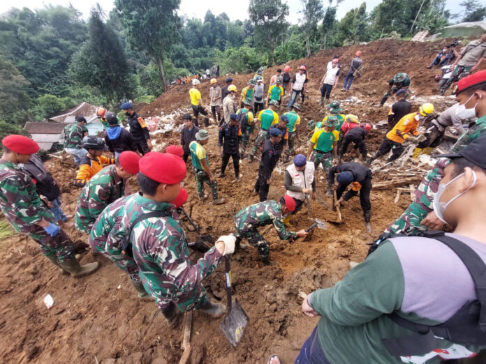 Tim evakuasi Kopassus berkolaborasi dengan semua pihak melakukan pencarian korban tertimbun reruntuhan saat gempa bumi di Cianjur. (dok. PenKopassus)