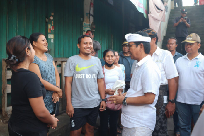 Sekda Badung I Wayan Adi Arnawa saat meninjau langsung lokasi kebakaran Pasar Desa Adat Mengwi, Selasa (30/11/2022)