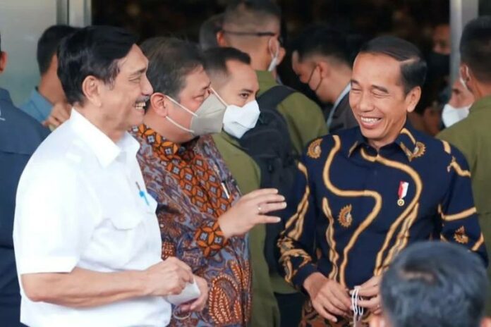 Menteri Koordinator (Menko) Bidang Perekonomian, Airlangga Hartarto bincang bersama Presiden Joko Widodo dan Menko Marves Luhut B. Pandjaitan. (Foto: instagram)