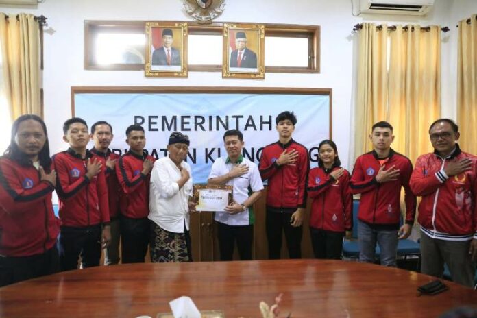 Bupati Klungkung, I Nyoman Suwirta saat melepas enam atlet Muay Thai yang akan mengikuti Kejurnas