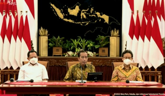 Presiden Joko Widodo (Jokowi) dalam konferensi pers terkait Pencabutan Pemberlakuan Pembatasan Kegiatan Masayarakat (PPKM) di Istana Negara, Jakarta, Jumat (30/12/2022). (Foto: Biro Pers, Media dan Informasi Setpres)