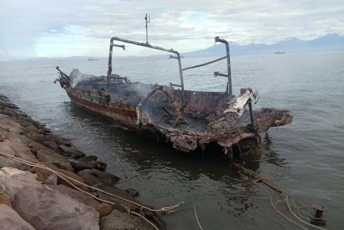 Dua dari tiga kapal tuna yang terbakar di Perairan Pengambengan berhasil ditarik dan disandarkan di ujung timur kolam labuh