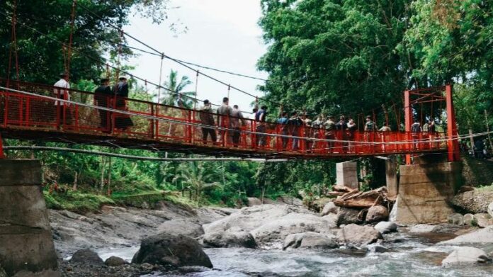 Jembatan gantung penghubung antara dua desa yakni Desa Batuagung dan Kelurahan Dauh Waru Jembrana rampung