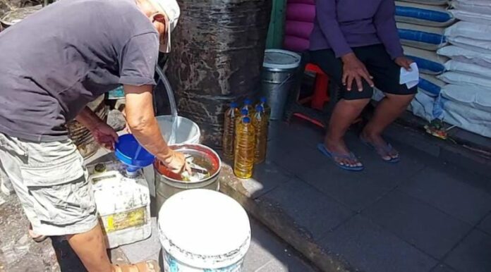 Warga Karangasem mulai kesulitan mendapat minyak goreng bersubsidi