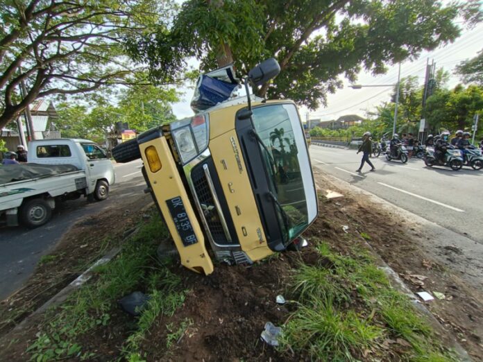 Mobil truk terguling setelah hindari sepeda motor yang potong jalan secara mendadak di Bypass Mantra wilayah Ketewel
