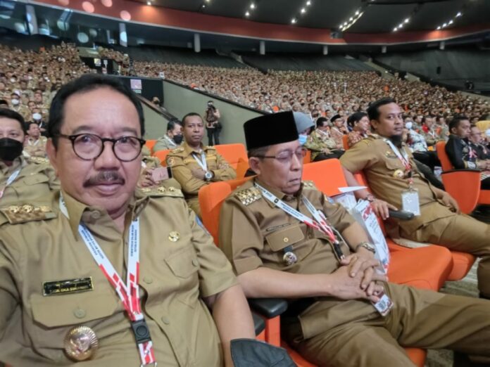 Wagub Cok Ace saat mendengarkan arahan Presiden dalam Rakornas Kepala Daerah dan Forkompinda di Bogor