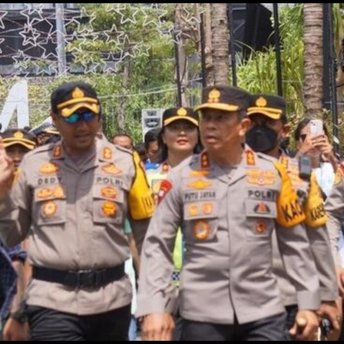 Kapolda Bali, Irjen Pol. Drs. Putu Jayan Danu Putra, S.H., M.Si. (kanan)