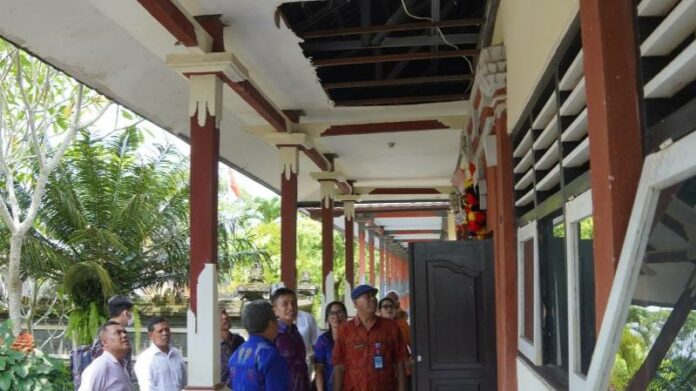 Wakil Bupati Jembrana, I Gede Ngurah Patriana Krisna (Ipat) saat meninjau gedung Sekolah Dasar yang rusak di Kecamatan Mendoyo, Kabupaten Jembrana