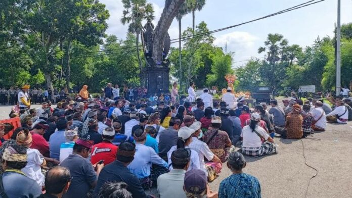 Aksi damai yang dilakukan warga Gilimanuk yakni doa bersama di Gelung Kori