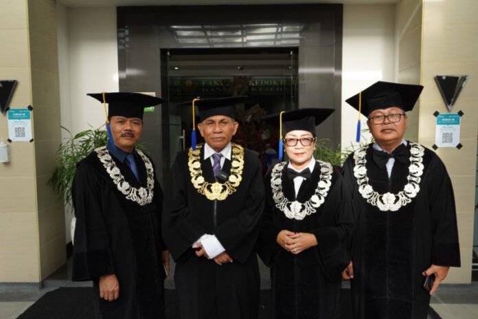 Rektor Unwar dr. Dewa Putu Widjana, DAP&E., Sp.ParK (dua dari kiri), didampingi jajaran saat Wisuda ke-71, Sabtu (4/2/2023)