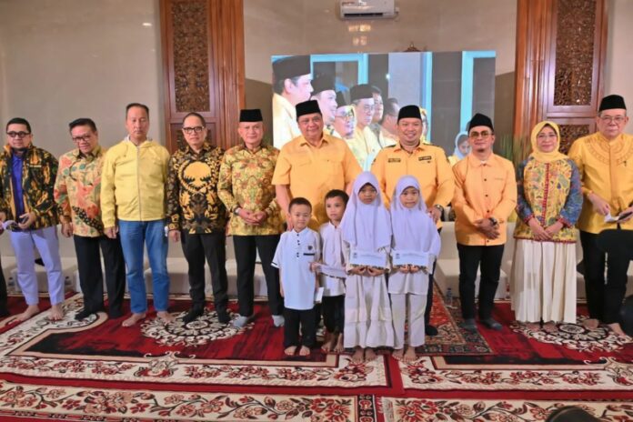 Ketua Umum DPP Partai Golkar Airlangga Hartarto selaku motor penggerak Koalisi Indonesia Bersatu (KIB) beserta jajaran pimpinan Partai Golkar ketika menghadiri syukuran Hari Ulang Tahun ke-21 Angkatan Muda Partai Golkar (AMPG) di Masjid Ainul Hikmah, Jalan Anggrek Neli Murni, Slipi, Jakarta Barat, Senin (13/2/2023). (Foto: Partai Golkar)