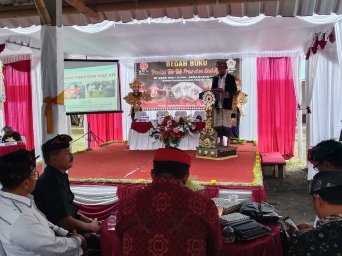 Desa Adat Duda, Kecamatan Selat, Kabupaten Karangasem meluncurkan buku tentang Tradisi Tek Tek Prus dan Siat Api yang menjadi tradisi warga setempat, Minggu (19/2/2023)