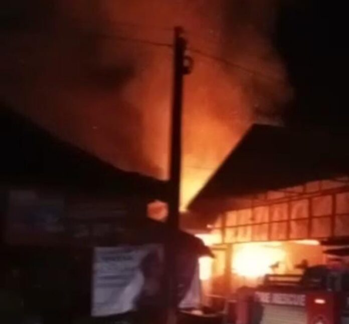 Pasar Desa Adat Lelateng di Lingkungan Ketapang kelurahan Lelateng, Kecamatan Negara, Kabupaten Jembrana terbakar