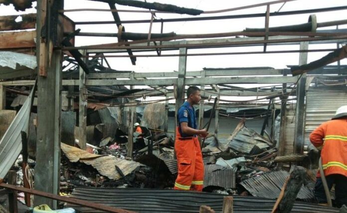 Kios di Pasar Adat Lelateng ludes dilalap si jago merah