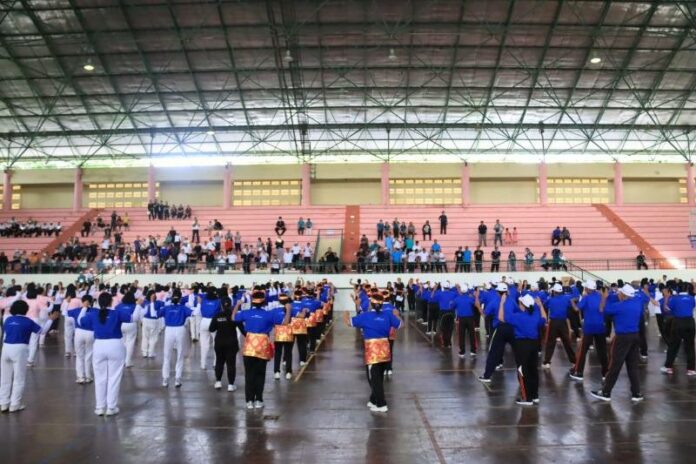 Lomba senam Nangun Sat Kerthi Loka Bali dalam rangka peringatan 2 Tahun Kepemimpinan dan Pengabdian Bupati-Wakil Bupati Jembrana, I Nengah Tamba dan I Gede Ngurah Patriana Krisna di GOR Kresna Jvara, Kelurahan Dauhwaru, Kecamatan/Kabupaten Jembrana
