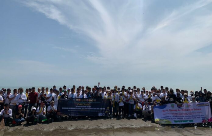 Aksi bersih lingkungan laut dan pantai atau Makerthi Ayuning Segara di Pantai Tanjung Pakis, Karawang, Jawa Barat, Sabtu (18/3/2023). (Foto: Panitia Dharma Santi Nasional 2023)