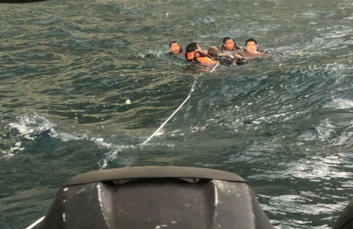 Tim SAR dan Polsek Nusa Penida saat melakukan evakuasi terhadap seorang wisatawan Rusia yang mengalami cidera saat berenang di Kelingking Beach Nusa Penida