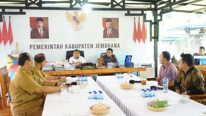 Penyerahan bantuan Corporate Social Responsibility (CSR) dari Indomaret berupa 125 Paket Sembako kepada para petugas kebersihan dan driver pada Dinas Lingkungan Hidup Jembrana bertempat di rumah jabatan Bupati Jembrana, Senin (20/3/2023)