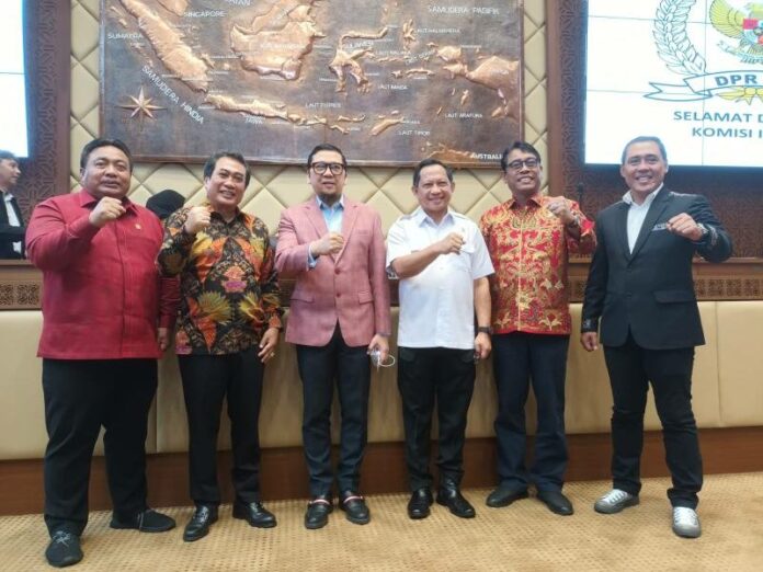 Menteri Dalam Negeri (Mendagri), Tito Karnavian berfoto bersama dengan Ketua Komisi II DPR Ahmad Doli Kurnia dan 4 Anggota DPR RI dari dapil Bali yang ikut dalam Rapat Panja RUU Provinsi Bali diantaranya Ketut Kariasa Adnyana (Fraksi PDIP), IGN Kesuma Kelakan Alit Kelakan (FPDIP), A. A. Bagus Adhi Mahendra Putra (Fraksi Partai Golkar) dan I Nyoman Parta (FPDIP). (Foto: balipuspanews.com)
