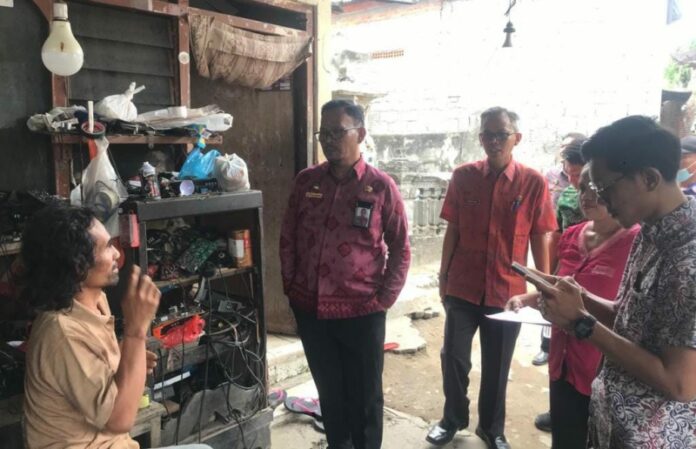 Kepala Dinas Sosial Kabupaten Buleleng, I Putu Kariaman Putra meninjau langsung warga yang masuk kategori miskin ekstrim