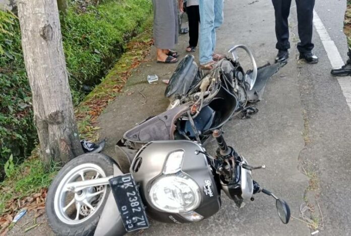 Satu unit sepeda motor Honda Scoopy ringsek berat akibat terlindas truk