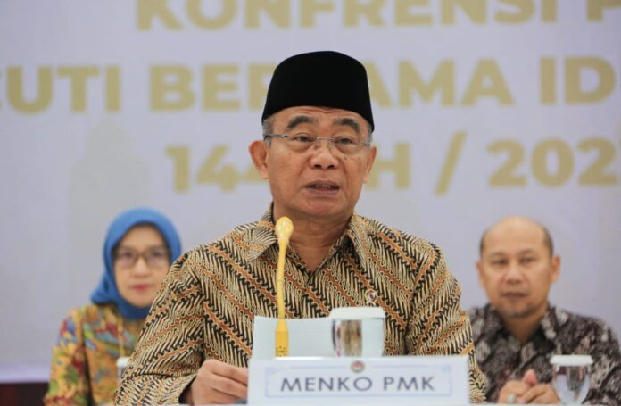 Menko PMK Muhadjir Effendy saat Rapat Tingkat Menteri terkait cuti bersama Idul Adha bertambah 2 hari yaitu pada tanggal 28 dan 30 Juni 2023 di Kemenko PMK, Jakarta. (dok. Humas)