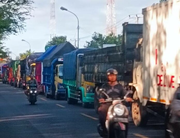 Terlihat adanya antrean panjang menuju Pelabuhan Gilimanuk