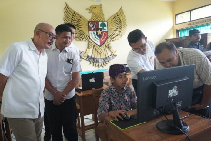 Siswa sedang mencoba fasilitas komputer bantuan dari PLN di Yayasan Pasraman Gurukula, Bangli